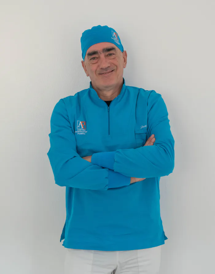 Ritratto del Dott. Alessandro Pompei, odontoiatra con oltre 35 anni di esperienza, direttore sanitario del Centro Odontoiatrico Pompei a Lanusei