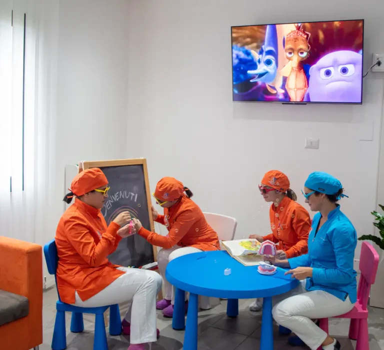 Staff del Centro Odontoiatrico Pompei durante un’attività educativa, per promuovere la prevenzione dentale e l’odontoiatria pediatrica a Lanusei