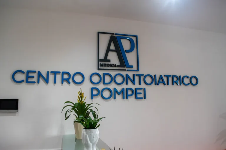 Reception del Centro Odontoiatrico Pompei a Lanusei, area accoglienza per i pazienti con logo e arredi moderni