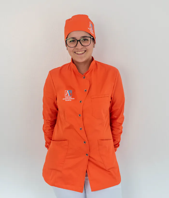 Ritratto di Simona Gaias, assistente alla poltrona del Centro Odontoiatrico Pompei, professionista qualificata e formata in odontoiatria assistenziale